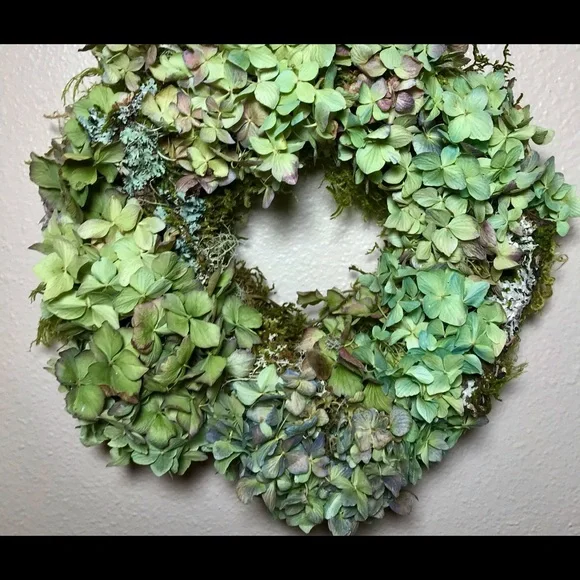 Easy DIY Dried Hydrangea Moss & Lichen Wreath Kit - Picture 1 of 3